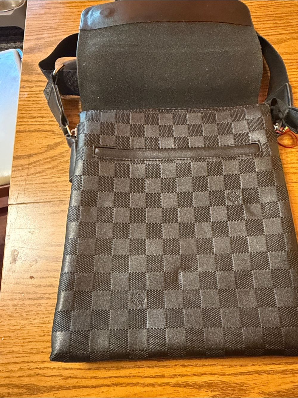 Louis Vuitton Black/Dark Gray Messenger Bag wear on the corners - Picture 2 of 7